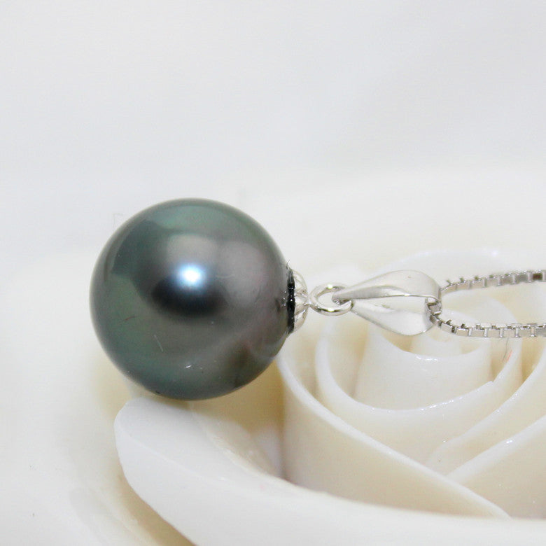 Black pearl pendant