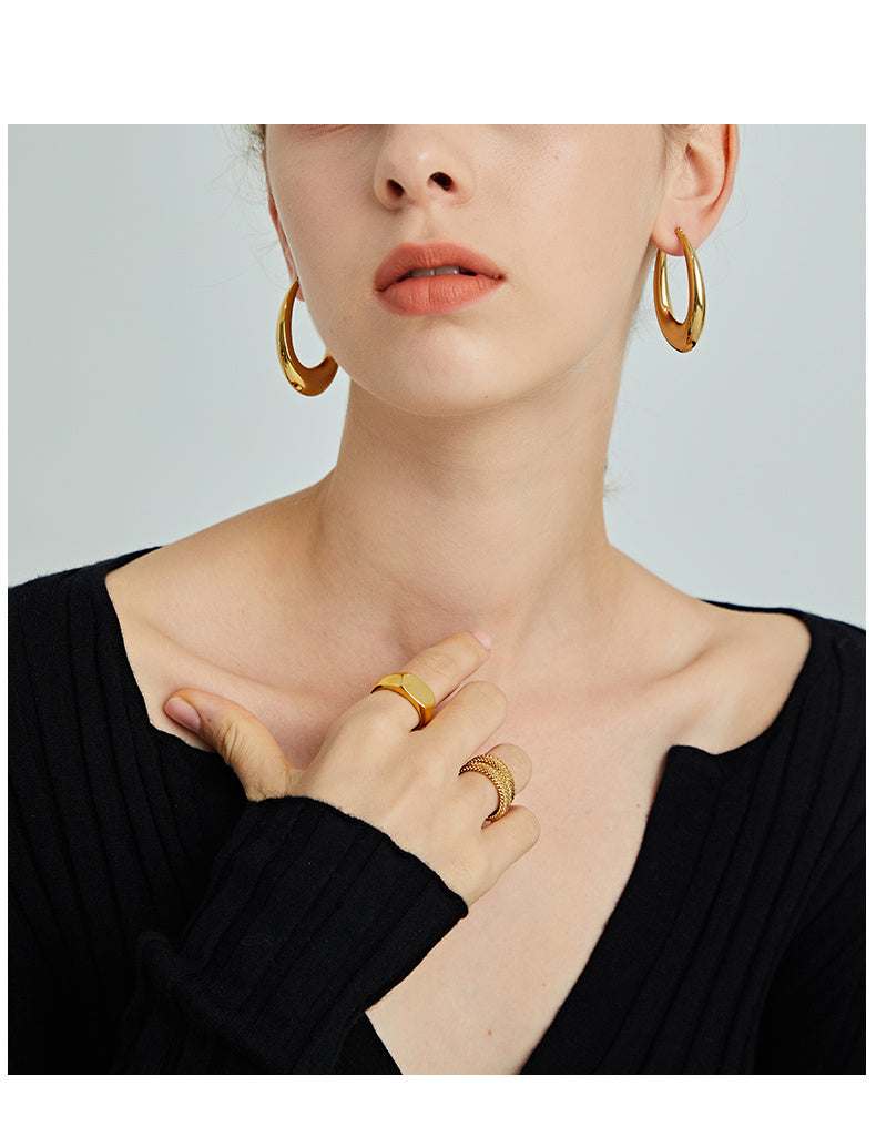 Gold egg-shaped gold earrings