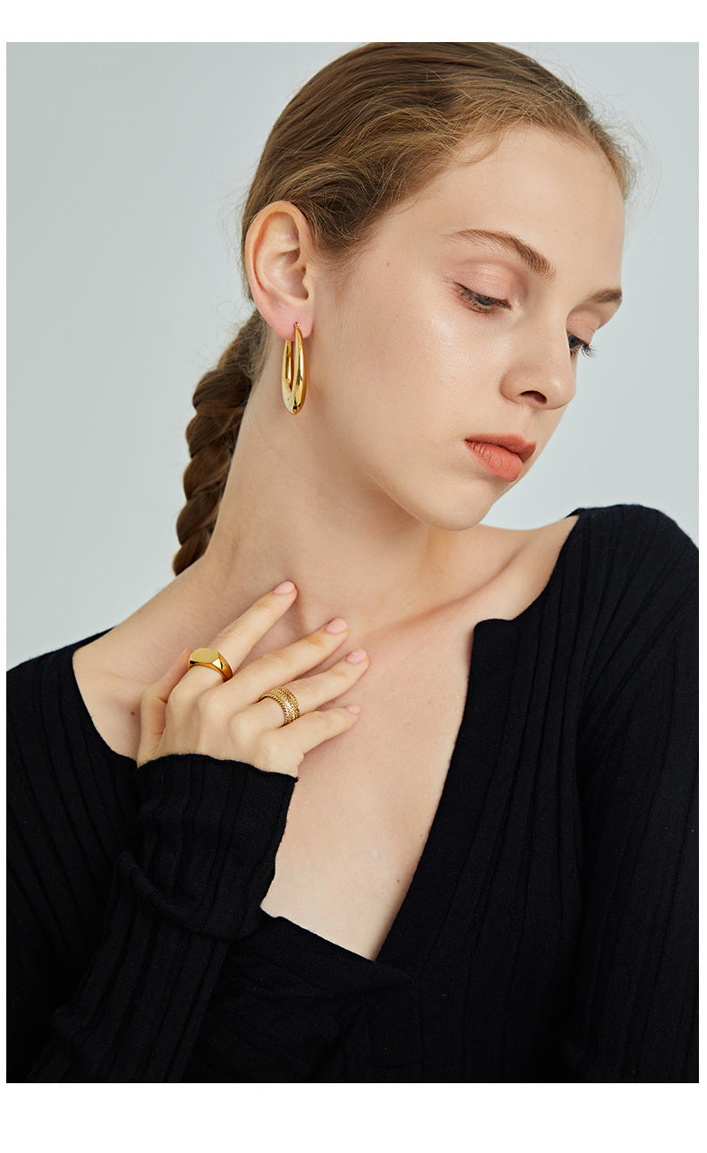 Gold egg-shaped gold earrings