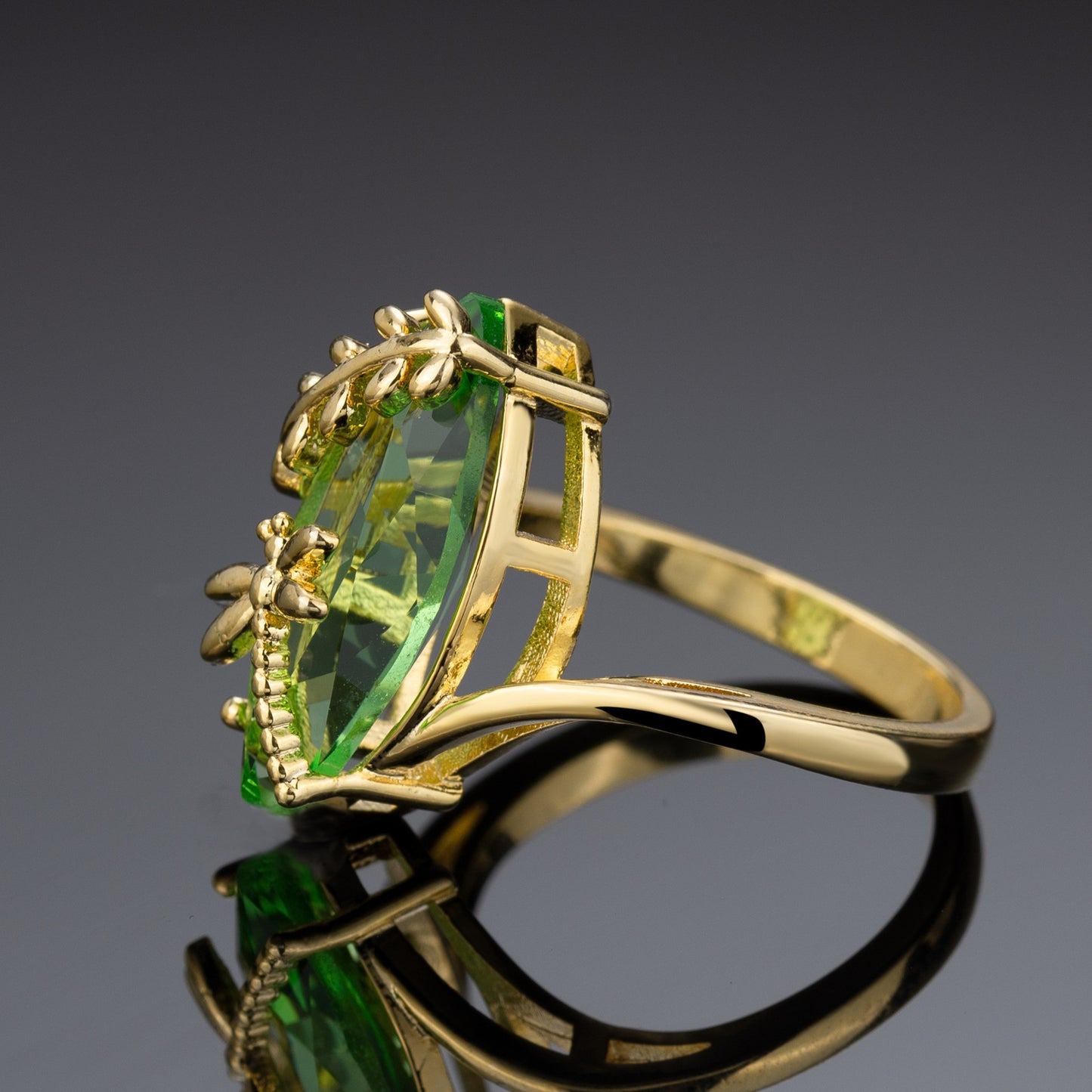 Women's Dragonfly Olive Emerald Ring