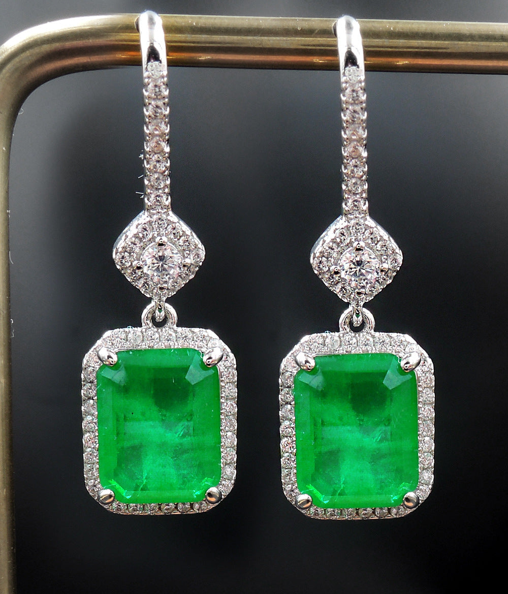 Retro Earrings With Emerald Color