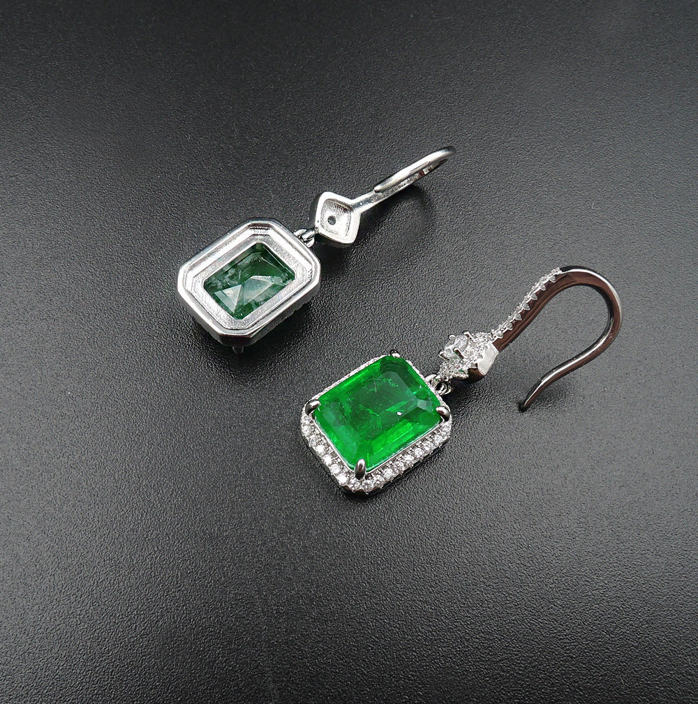 Retro Earrings With Emerald Color